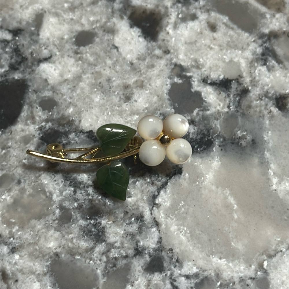 Small vintage broach pen mother of pearl like flowers and Jade looking leaves